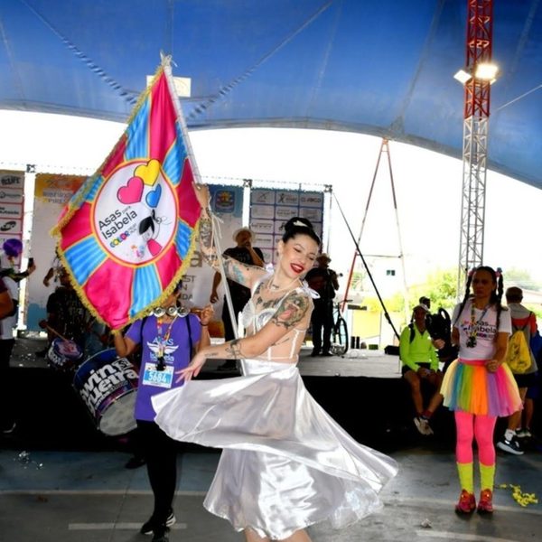 Porta-bandeiras na abertura da 7ª edição