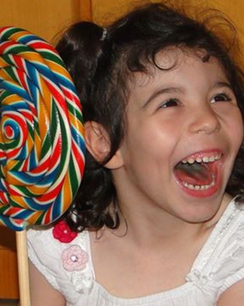 Isabela sorrindo